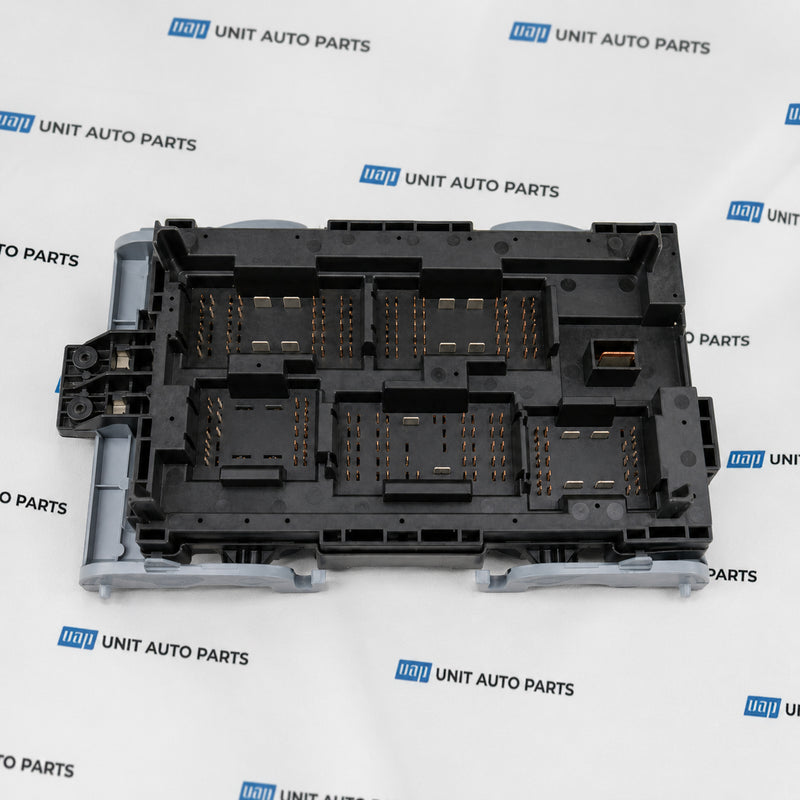 25815388 Genuine GM Engine Wiring Harness Junction Block For Silverado Sierra 6.6L